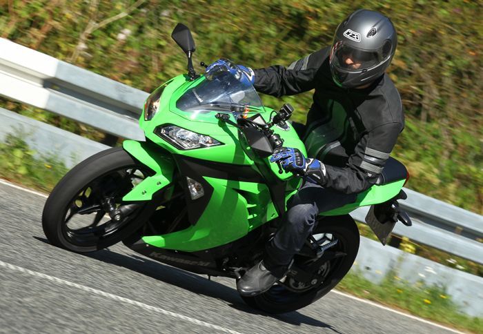 Το νέο Ninja 300R είναι ισχυρότερο, πιο πρακτικό και πιο sport από το 250R που αντικαθιστά.