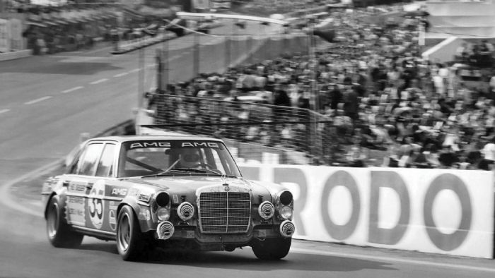 Η 300 SEL 6,8 AMG «Red Sau» γράφει ιστορία κερδίζοντας τον 24ώρο αγώνα αντοχής στο Σπα, στις 24 Ιουλίου 1971. Η 300 SEL 6,8 AMG «Red Sau» γράφει ιστορία κερδίζοντας τον 24ώρο αγώνα αντοχής στο Σπα, στις 24 Ιουλίου 1971.