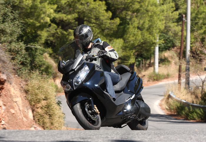 Η νέα έκδοση του Maxsym διαθέτει ABS, αυτόματα φώτα με αισθητήρα και σύστημα ζεστού αέρα για τα πόδια του αναβάτη.