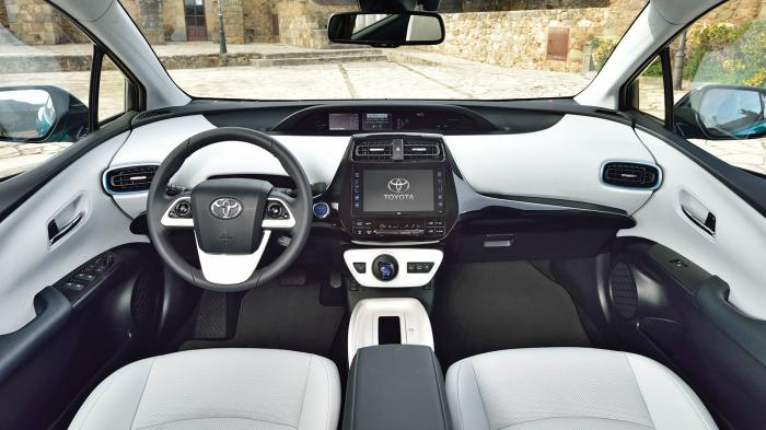 Το ταμπλό έρχεται από το «απλό» Prius με προσεγμένη ποιότητα, καλό φινίρισμα και high-tech αίσθηση. Η έγχρωμη οθόνη αφής στο κέντρο του ταμπλό είναι 8 ιντσών.