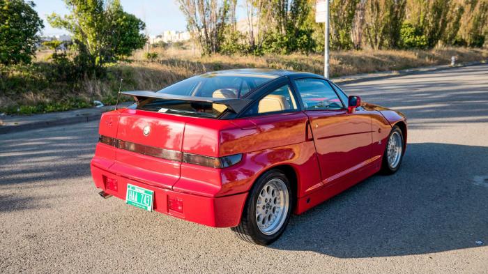 Το αυτοκίνητο είναι βασισμένο στην Alfa Romeo 75 σεντάν.