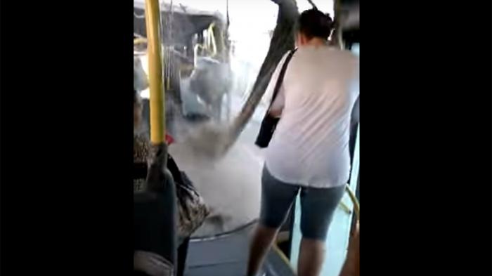 Λεωφορείο κόβεται κυριολεκτικά στα δύο
