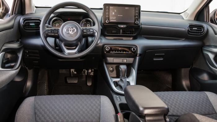 Το ταμπλό του Toyota Yaris έχει μοντέρνο design, καλή ποιότητα κατασκευής και σωστή εργονομία.