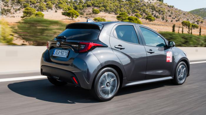 Το Toyota Yaris διαθέτει επίσης οδηγοκεντρικό και ευχάριστο οδηγικό του χαρακτήρα, αλλά ξεχωρίζει κυρίως για την ευελιξία του.