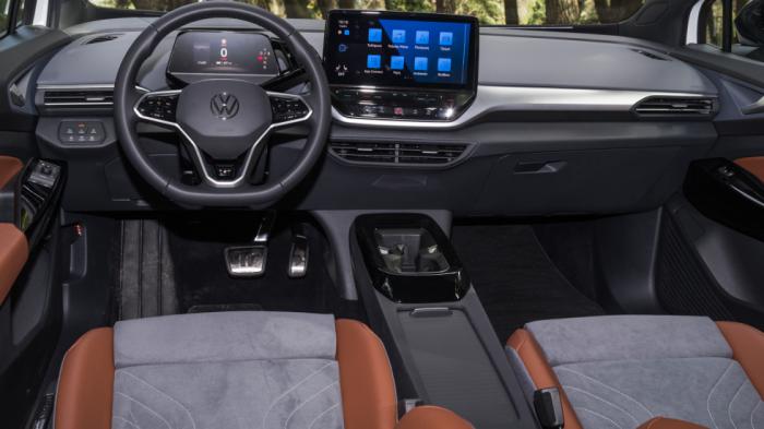 Το πλήρως ψηφιοποιημένο ταμπλό του VW ID.4 διαμορφώνεται κατά κύριο λόγο από ποιοτικά υλικά και εκπέμπει μια ξεχωριστή feel good και high tech αύρα.