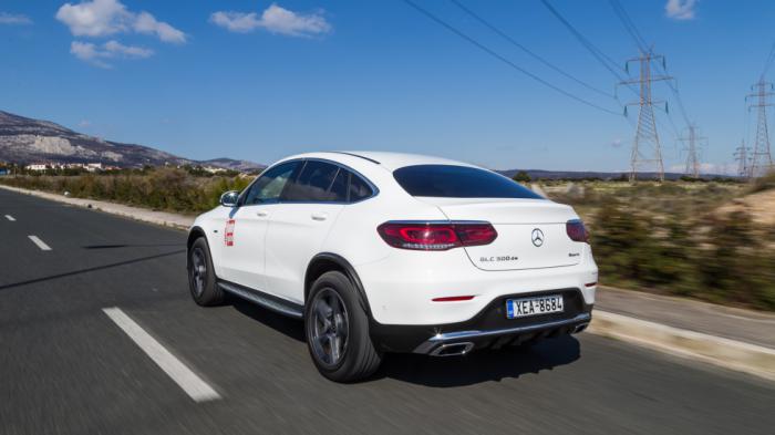 Η GLC Coupe είναι αέρινη και επιβάλλεται μέσω του όγκου (μήκος 4,74 μ.) και του δυναμισμού της. Όλα τα λεφτά η σιλουέτα του πίσω μέρους. Η GLC Coupe είναι αέρινη και επιβάλλεται μέσω του όγκου (μήκος 4,74 μ.) και του δυναμισμού της. Όλα τα λεφτά η σιλουέτα του πίσω μέρους.