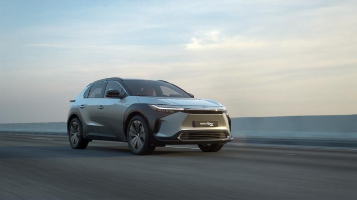 Με αφορμή και το λανσάρισμα του Toyota bZ4X η εταιρεία επιβεβαιώνει πως στόχος της σε θέματα ανάπτυξης μπαταριών είναι να διατηρούν το 90% της χωρητικότητάς τους μετά από 10 χρόνια/240.000 χλμ.. Με αφορμή και το λανσάρισμα του Toyota bZ4X η εταιρεία επιβεβαιώνει πως στόχος της σε θέματα ανάπτυξης μπαταριών είναι να διατηρούν το 90% της χωρητικότητάς τους μετά από 10 χρόνια/240.000 χλμ..