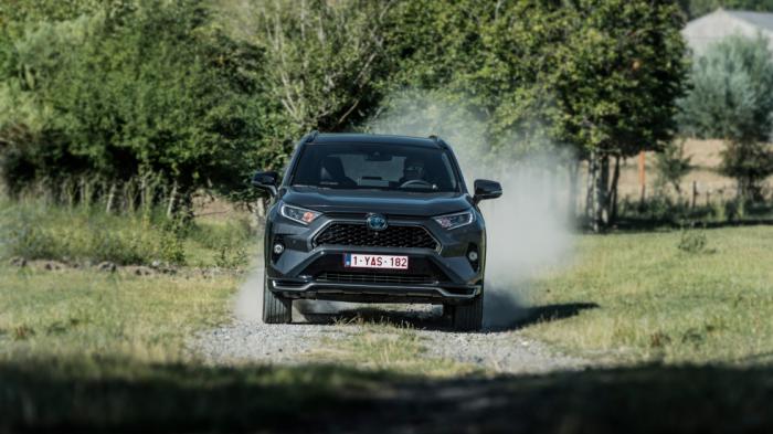 Το Plug-in υβριδικό RAV4 απολαμβάνει στάνταρ τετρακίνηση AWD-i και Trail λειτουργία για «κλείδωμα» της 4κίνησης ή επιλεκτικό φρενάρισμα του τροχού με απώλεια πρόσφυσης.