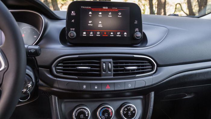 Η νέα στάνταρ οθόνη αφής 7ΆΆ (προαιρετικά 10,25ΆΆ) είναι πλέον έγχρωμη και υποστηρίζει συνδεσιμότητα μέσω Android Auto και Apple Car Play.