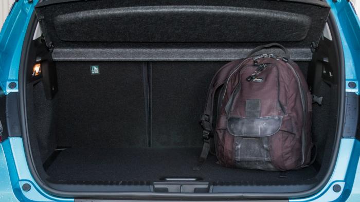 Το Renault Captur χάρη στην πίσω σειρά συρόμενων καθισμάτων διαθέτει χώρο αποσκευών που φτάνει έως και 536 λίτρα.	