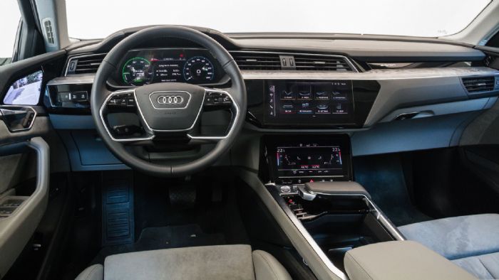 Πολυτέλεια, high-tech περιβάλλον, ευρυχωρία και πρακτικότητα χαρακτηρίζουν την καμπίνα του Audi e-tron. Στάνταρ ψηφιακός πίνακας οργάνων με δυνατότητες διαμόρφωσης. Οι virtual καθρέφτες απαιτούν εξοικ