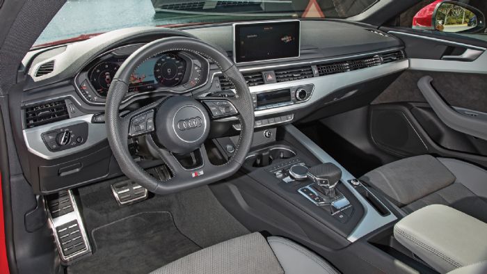 Ευχάριστος είναι ο εσωτερικός διάκοσμος του νέου Audi A5 με στοιχεία που προέρχονται αυτούσια από το Α4. Πολυτελής αέρας, κορυφαία ποιότητα κατασκευής και high tech λεπτομέρειες που το 
καθιστούν ξεχ