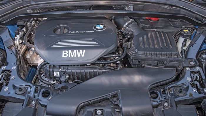 H βασική X1 εξοπλίζεται με τον 3κύλινδρο, 1,5 λτ. TwinPower Turbo κινητήρα της BMW με 136 άλογα και 220 Nm ροπής