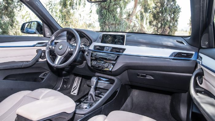 Premium κατασκευή στην καμπίνα της BMW X1, που έχει σαφή οδηγοκεντρικά χαρακτηριστικά.