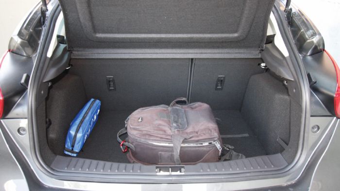 Ο χώρος αποσκευών του Ford Focus είναι τετράγωνος και μεγάλος για τις ανάγκες των επιβατών του (363 λτ.). 12V πρίζα διαθέτει από την αρχική του έκδοση.