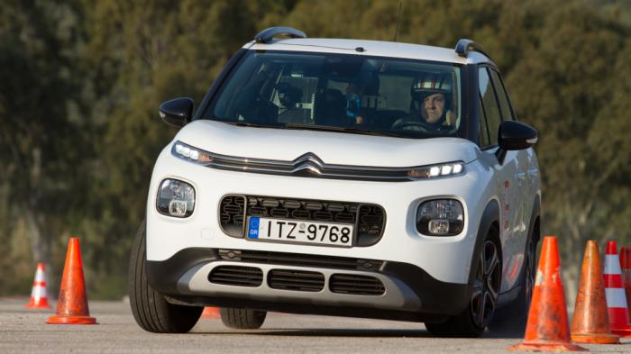 Η άνετη ανάρτηση δε βοηθά το Citroen C3 Aircross να σημειώσει κάποια σημαντική ταχύτητα εισόδου στο διάδρομο της δοκιμασίας αποφυγής κινδύνου. Οι αντιδράσεις του όμως είναι ομαλές και απόλυτα ελεγχόμενες, σε αντίθεση με αυτές των Crossland και Vitara, που απαιτούν έντονη παρέμβαση του ESP (φωτό από το προ ανανέωσης μοντέλο, με το τρέχον να μην έχει μηχανικές διαφορές).