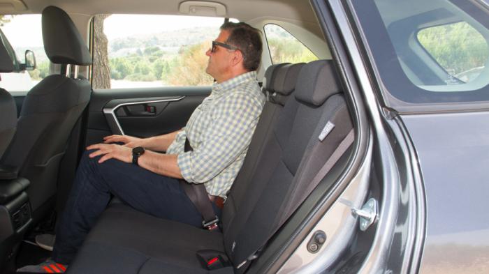 Κορυφαία τιμή της κλάσης των D-SUV τα 10,2 εκ. «αέρα» για το κεφάλι, σε σημείο που ακόμη δίμετροι επιβάτες μπορούν να καθίσουν με άνεση, ακόμη και «σταυροπόδι». 