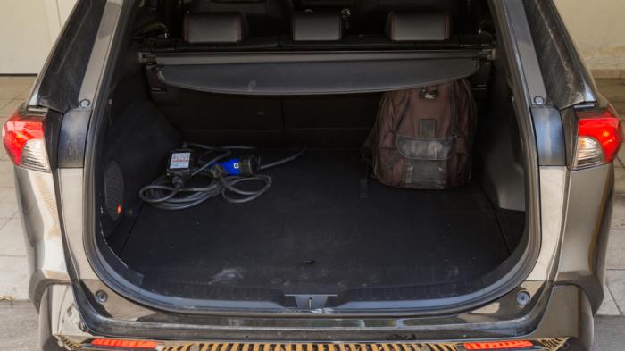 Η παρουσία μπαταριών στο πάτωμα του μοντέλου μειώνει κατά 80 λτ. την χωρητικότητα του Plug-in υβριδικού της Toyota, το οποίο πάντως έχει έξτρα πρίζα 220V.