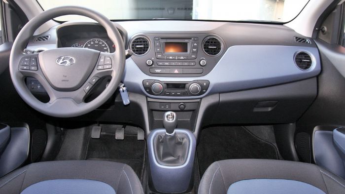 ¶κρως ποιοτικό είναι το εσωτερικό του Hyundai i10. Καλή η εργονομία, πιο παιχνιδιάρικα θα θέλαμε τα γραφικά στις οθόνες.