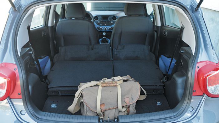 Το Hyundai i10 έχει το περισσότερο αέρα για τα γόνατα των πίσω επιβατών, αλλά και το μεγαλύτερο χώρο αποσκευών για τα δεδομένα της κατηγορίας (252 λτ.).
