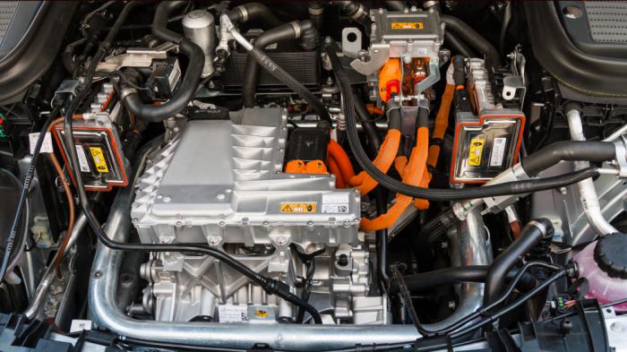 Η Mercedes EQC εφοδιάζεται με δύο ηλεκτροκινητήρες που «ευθύνονται» για την τετρακίνηση 4MATIC, με τη συνδυαστική απόδοση να αγγίζει τους 408 ίππους και τη ροπή να ανέρχεται στα 760 Nm.