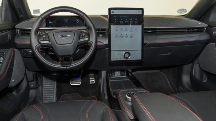 Στο full high-tech εσωτερικό της Ford Mustang Mach-E δεσπόζει το infotainment SYNC 4ης γενιάς με την κάθετη οθόνη των 15,5 ιντσών.