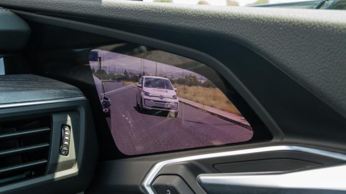 Οι έξτρα virtual καθρέφτες στη μορφή δύο μικρών πτερυγίων με κάμερες, μπορούν να προσφέρουν στο Audi e-tron έως και 35 παραπάνω χιλιόμετρα αυτονομίας!