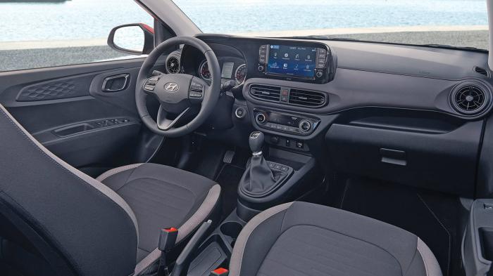 Στο ταμπλό του Hyundai i10 τα σκληρά πλαστικά είναι καλά σε ποιότητα και με άριστη συναρμογή.