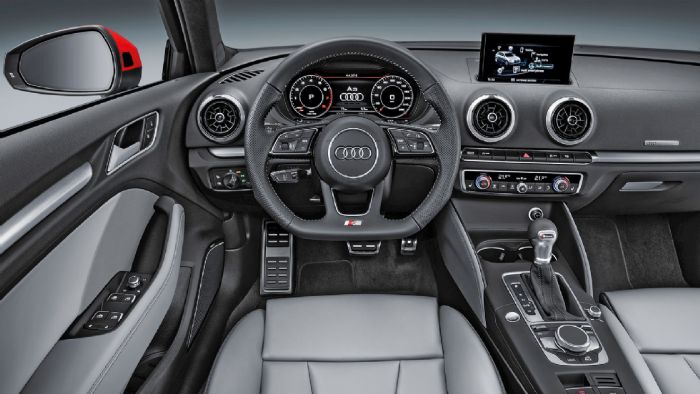 Μικροαλλαγές στο εσωτερικό, με μόνο την προαιρετική παρουσία του πλήρους ψηφιακού Audi Virtual Cockpit να ξεχωρίζει.