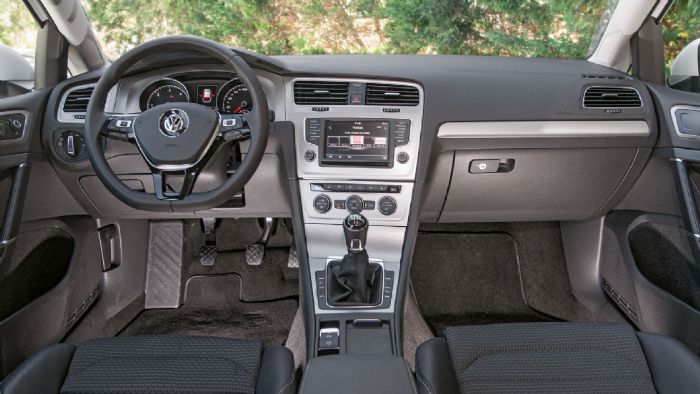 Το εσωτερικό του VW Golf ξεχωρίζει με την υψηλή ποιότητα κατασκευής και την καλή εργονομία του.