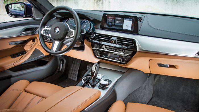 Κορυφαία υλικά, συγκλονιστικό φινίρισμα και άψογη συναρμογή στην high-tech καμπίνα της BMW 530e iPerformance.