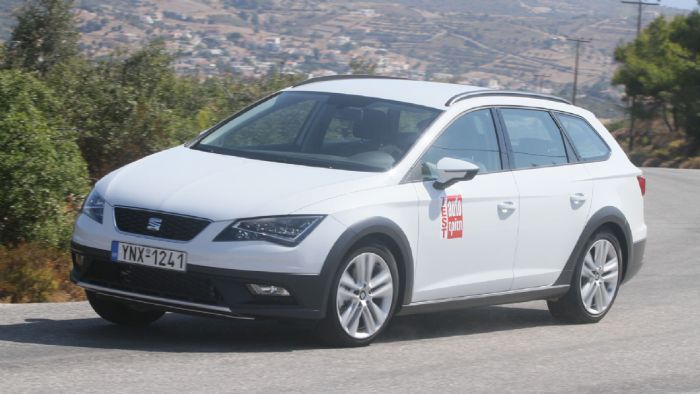 Απόλυτα ουδέτερο εμφανίζεται στις
στροφές το SEAT Leon X-Perience χάρη
στην τετρακίνηση και την πίσω ανάρτηση
πολλαπλών συνδέσμων, που εξασφαλίζει εξαιρετικό «πάτημα».
Απόλυτα ουδέτερο εμφανίζεται στις
στροφές το SEAT Leon X-Perience χάρη
στην τετρακίνηση και την πίσω ανάρτηση
πολλαπλών συνδέσμων, που εξασφαλίζει εξαιρετικό «πάτημα».