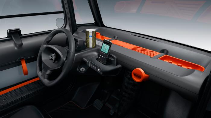 Το εσωτερικό του AMI είναι κατασκευασμένο αποκλειστικά για δύο επιβάτες, διαθέτει θέρμανση, πολλές μικροθέσεις, αλλά και θέση για βαλίτσα καμπίνας. Μην το συγκρίνετε ποιοτικά με κάποιο αυτοκίνητο.