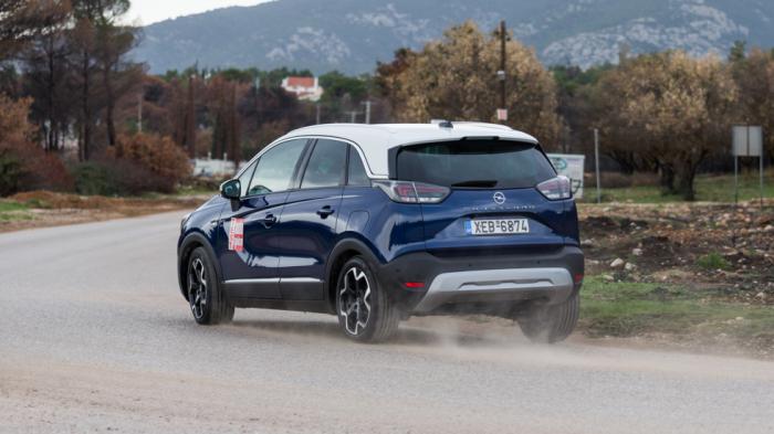 Τα γράμματα του λογότυπου «Crossland» έχουν μεταφερθεί στη κέντρο της πίσω πόρτας, όπου τα νέα σκουρόχρωμα φώτα τονίζουν το κλασικό μοτίβο «φτερού» της Opel Τα γράμματα του λογότυπου «Crossland» έχουν μεταφερθεί στη κέντρο της πίσω πόρτας, όπου τα νέα σκουρόχρωμα φώτα τονίζουν το κλασικό μοτίβο «φτερού» της Opel