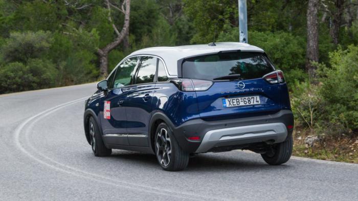 Το πιο σφιχτό τιμόνι του Opel Crossland συνδυάζεται με καλύτερη πληροφόρηση, ενώ από την άλλη πλευρά υπάρχουν μειωμένες κλίσεις στις γρήγορες στροφές και μεγαλύτερη σταθερότητα στις δυναμικές αλλαγές.