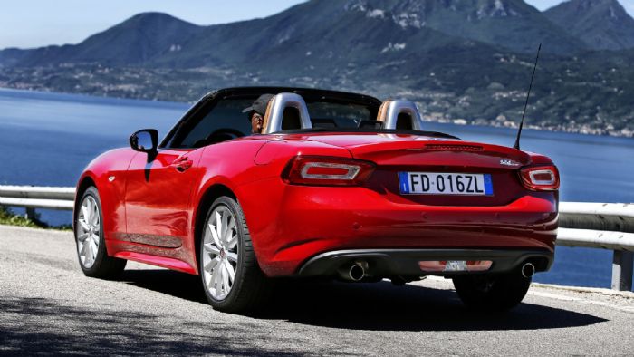 Το Fiat 124 Spider εξοπλίζεται με τον 1.4 MultiAir κινητήρα των 140 ίππων ισχύος και των 240 Nm ροπής. Έχει τελική ταχύτητα 215 χλμ./ώρα, ενώ κάνει το 0-100 χλμ./ώρα σε 7,5 δλ.