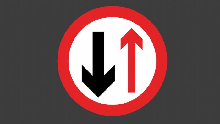 Αυτή η πινακίδα σημαίνει πως κινήστε σε δρόμο διπλής κατεύθυνσης και προτεραιότητα σε κάθε ενδεχόμενο έχει αυτός που κινείται στο αντίθετο ρεύμα.