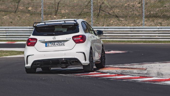 Τα επίπεδα πρόσφυσης της AMG A 45 4MATIC δείχνουν αξεπέραστα ακόμα και μετά από πολλούς γύρους σε μια πίστα. Αν προσέχεις τα ελαστικά της μπορεί να «γυρίζει» όλη μέρα σε τέτοιους ρυθμούς. Τα επίπεδα πρόσφυσης της AMG A 45 4MATIC δείχνουν αξεπέραστα ακόμα και μετά από πολλούς γύρους σε μια πίστα. Αν προσέχεις τα ελαστικά της μπορεί να «γυρίζει» όλη μέρα σε τέτοιους ρυθμούς.