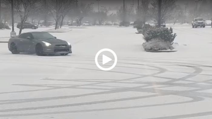 Nissan GT-R «τραυματίζεται» παίζοντας στο χιόνι 