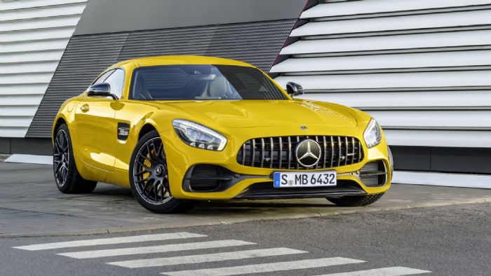 Η ανανεωμένη Mercedes-AMG GT προσπαθεί να διαφοροποιηθεί μέσω της νέα γρίλιας, που ονομάζεται AMG Panamericana και θυμίζει την αντίστοιχη της αγωνιστικής GT3. 