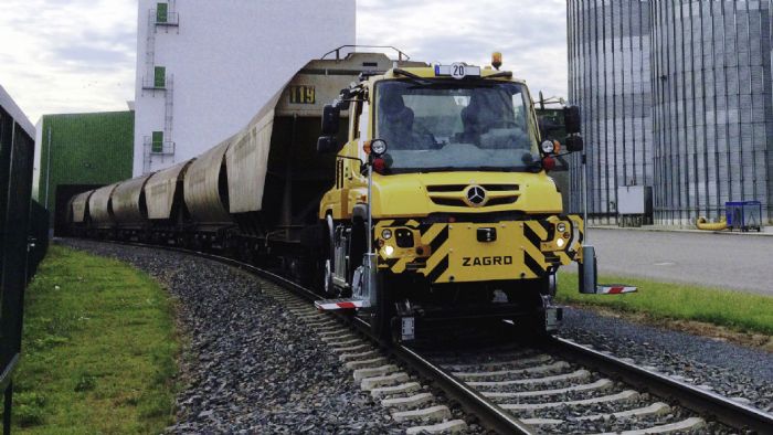 Υπάρχει κάτι που δεν μπορεί να κάνει ένα Mercedes-Benz Unimog; Ας το δούμε στις ράγες του τρένου, στην έκθεση InnnoTrans της Γερμανίας.