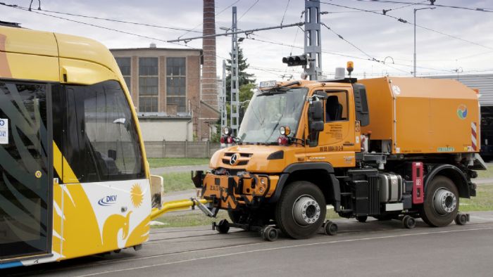 Ο θηριώδης turbodiesel κινητήρας των 5,1 λίτρων έχει ισχύ 231 ίππων και ροπή 900 Nm. Η τελική ταχύτητα είναι τα 50 χλμ./ώρα, αλλά η ελκτική ικανότητα στις ράγες, ανέρχεται σε 1.000 τόνους!