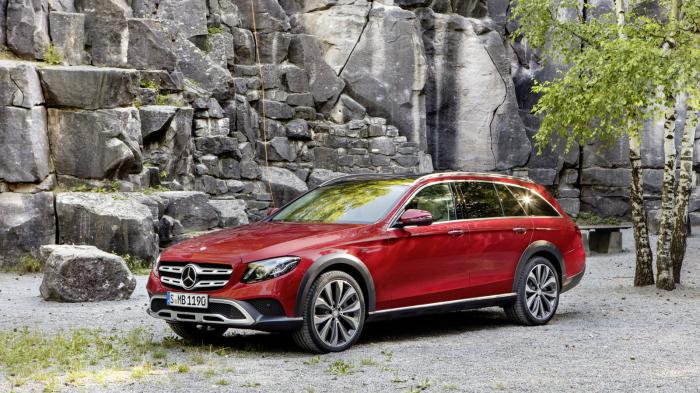 Το υπερυψωμένο station wagon της Mercedes διατίθεται με σύστημα ρυθμιζόμενης αερανάρτησης Air Body Control και σύστημα τετρακίνησης 4Matic. Το υπερυψωμένο station wagon της Mercedes διατίθεται με σύστημα ρυθμιζόμενης αερανάρτησης Air Body Control και σύστημα τετρακίνησης 4Matic.