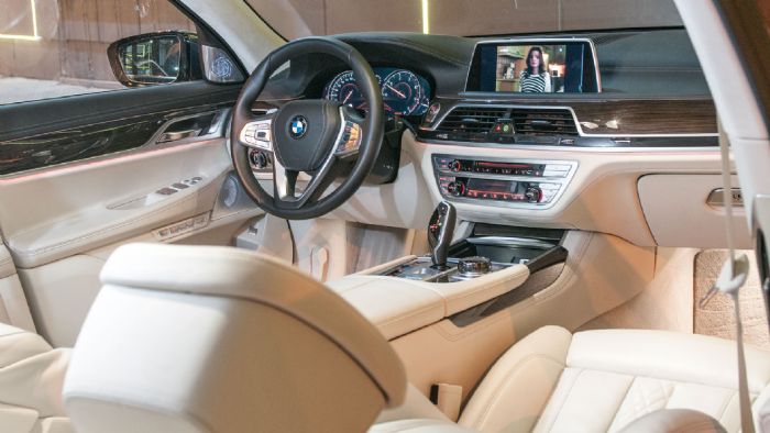 Αριστοτεχνικός είναι ο τρόπος που η καμπίνα της BMW 730d «παντρεύει» τον premium τρόπο υλοποίησης με τον high-tech χαρακτήρα.