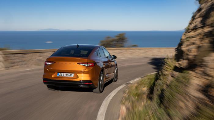 Τo Enyaq Coupe διατηρεί ένα προβλέψιμο και ασφαλές προφίλ, με τα ηλεκτρονικά να λειτουργούν με καλά αντανακλαστικά σε κάθε περίπτωση. Τo Enyaq Coupe διατηρεί ένα προβλέψιμο και ασφαλές προφίλ, με τα ηλεκτρονικά να λειτουργούν με καλά αντανακλαστικά σε κάθε περίπτωση.