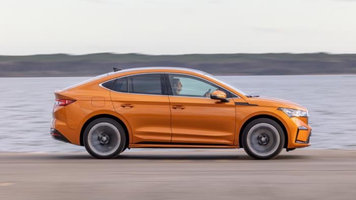 Πέρα από το σπορτίφ coupe στιλ, το Enyaq iV Coupe κερδίζει σε ηλεκτρική αυτνομία λόγω της βελτίωσης της αεροδυναμικής (0,234 Cd). Πέρα από το σπορτίφ coupe στιλ, το Enyaq iV Coupe κερδίζει σε ηλεκτρική αυτνομία λόγω της βελτίωσης της αεροδυναμικής (0,234 Cd).