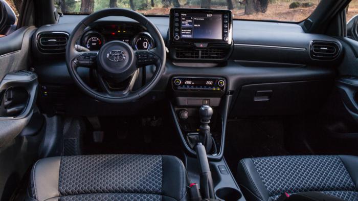 To Toyota Yaris διαθέτει στιβαρό εσωτερικό και προσφέρει κορυφαία πρακτικότητα και εργονομία. To Toyota Yaris διαθέτει στιβαρό εσωτερικό και προσφέρει κορυφαία πρακτικότητα και εργονομία.