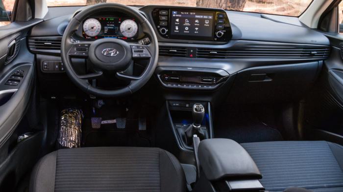 To εσωτερικό του Hyundai i20 είναι καλό ποιοτικά και σύγχρονο σχεδιαστικά ενώ κερδίζει τις εντυπώσεις στις πλούσιες εκδόσεις με τον εξοπλισμό του. To εσωτερικό του Hyundai i20 είναι καλό ποιοτικά και σύγχρονο σχεδιαστικά ενώ κερδίζει τις εντυπώσεις στις πλούσιες εκδόσεις με τον εξοπλισμό του.