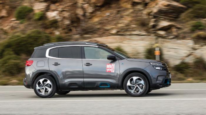 Η Plug-in έκδοση του Citroen C5 Aircross ξεχωρίζει από τις βαμμένες λεπτομέρειες στο νέο Anodised Blue χρώμα σε μπροστινό προφυλακτήρα και πλευρικά Airbump. Στο ίδιο χρώμα είναι βαμμένο και το χαρακτηριστικό λογότυπο «hybrid».