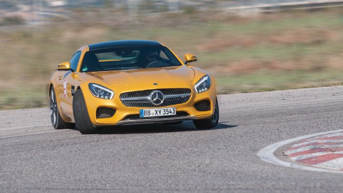 Η Mercedes-AMG GT S μοιάζει στο φυσικό της περιβάλλον στην πίστα.